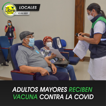 ADULTOS MAYORES RECIBEN VACUNA CONTRA LA COVID